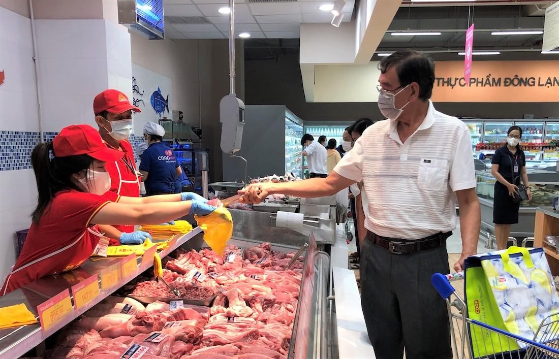 Số lượng nhân sự của Saigon Co.op tại TP.HCM chưa đến 10.000 người nhưng đang phục vụ ước tính cho 3- 5 triệu người dân Thành phố (Ảnh minh hoạ). Số lượng nhân sự của Saigon Co.op tại TP.HCM chưa đến 10.000 người nhưng đang phục vụ ước tính cho 3- 5 triệu người dân Thành phố (Ảnh minh hoạ).