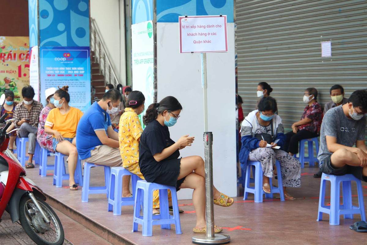 Khu vực dành cho các quận khác đến mua hàng tại Co.op Nhiêu Lộc, Q3. Tất cả đều giữ khoảng cách.