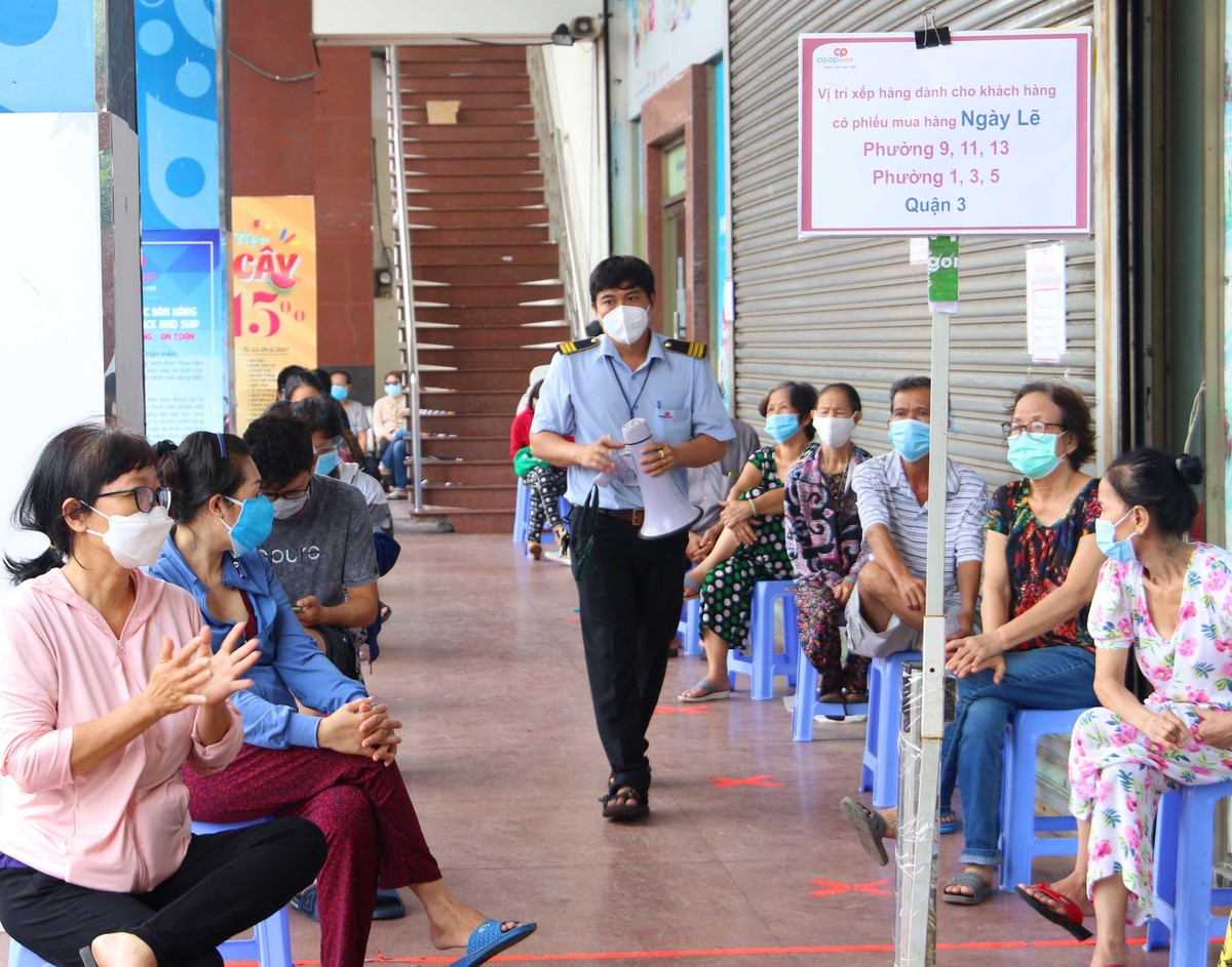 Khu vực dành cho các quận khác đến mua hàng tại Co.op Nhiêu Lộc, Q3. Tất cả đều giữ khoảng cách.