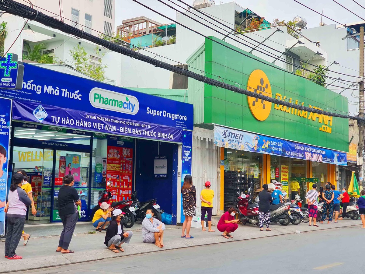 Mỗi đợt, các siêu thị nhỏ chỉ cho khách hàng vào với số lượng nhất định để đảm bảo an toàn.