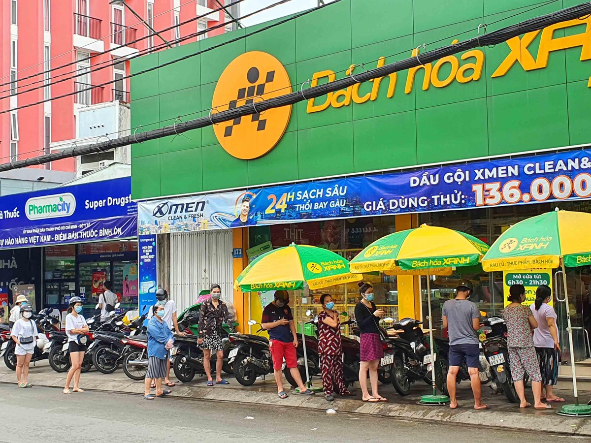 Cảnh kiên nhẫn chờ đến lượt vào mua hàng ở Bách Hóa Xanh (trên đường Bùi Đình Túy,Q. Bình Thạnh).