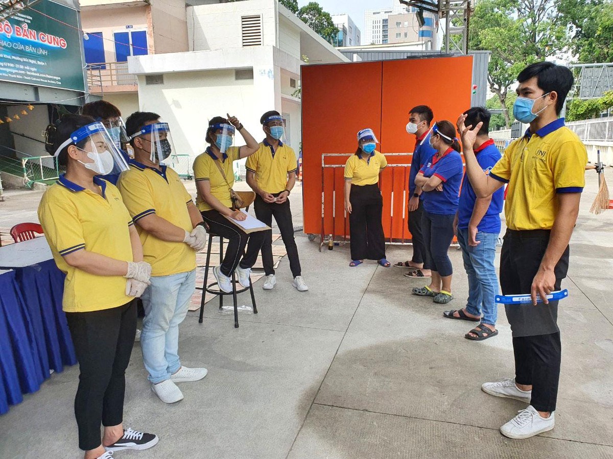 Bạn Hoàng Trọng Ngọc (phải) điều phố siêu thị mini 0 đồng tại Q1, phân giao nhiệm vụ sáng ngày 15/7. Bạn Hoàng Trọng Ngọc (phải) điều phố siêu thị mini 0 đồng tại Q1, phân giao nhiệm vụ sáng ngày 15/7.