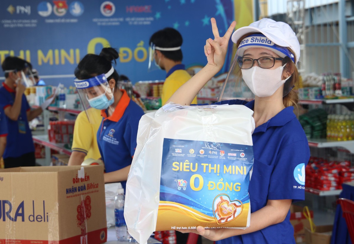 Bạn Tường An, tình nguyện viên vui mừng hoàn thành đơn hàng. Chương trình sẽ kết thúc vào ngày 17/7. Bạn Tường An, tình nguyện viên vui mừng hoàn thành đơn hàng. Chương trình sẽ kết thúc vào ngày 17/7.