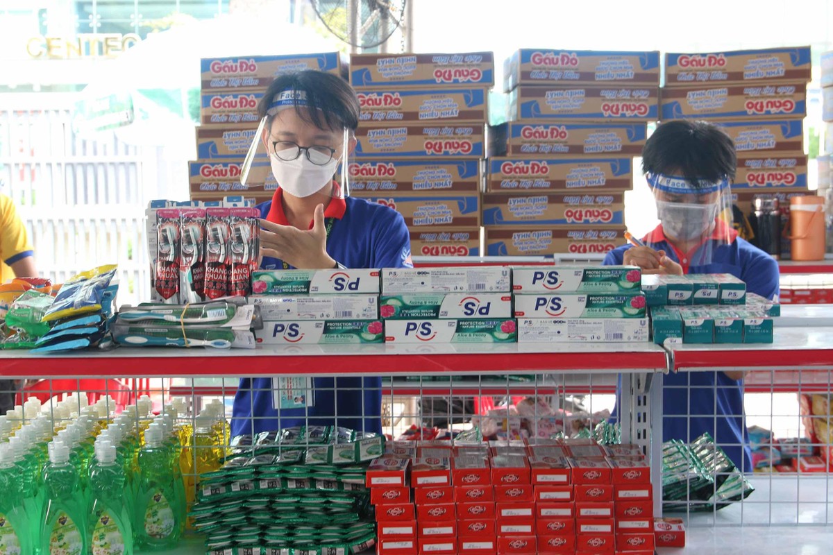 Siêu thị có khoảng 20 bạn hỗ trợ mua sắm theo đơn. Siêu thị có khoảng 20 bạn hỗ trợ mua sắm theo đơn.