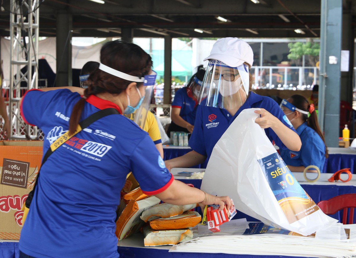 Các bạn đi siêu thị xong, chuyển đến khâu đóng túi cho từng đơn hàng. Các bạn đi siêu thị xong, chuyển đến khâu đóng túi cho từng đơn hàng.