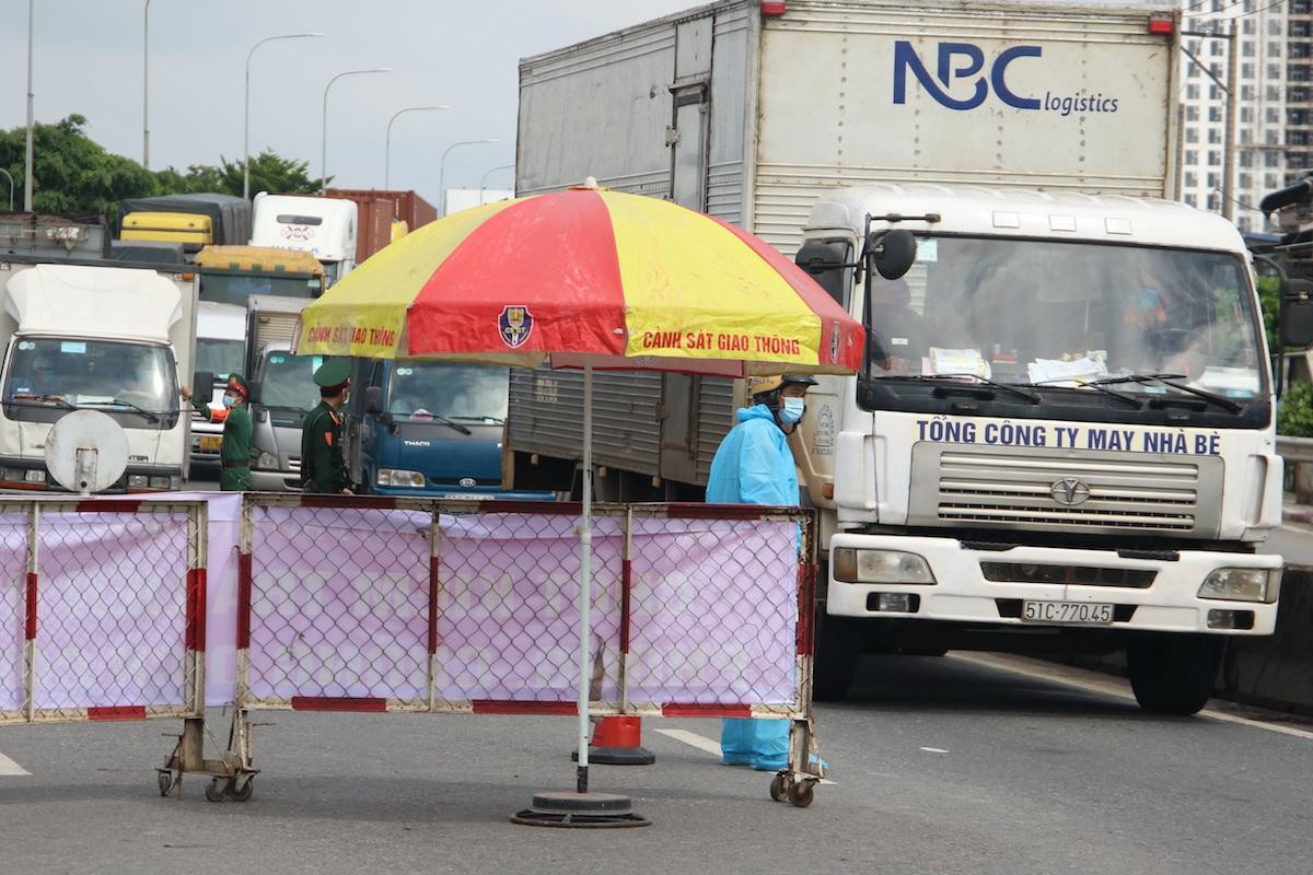 Cơ quan chức năng kiểm soát chặt chẽ các phương tiện lưu thông trong thời gian TP.HCM áp dụng Chỉ thị 16 (Ảnh: Lê Toàn).