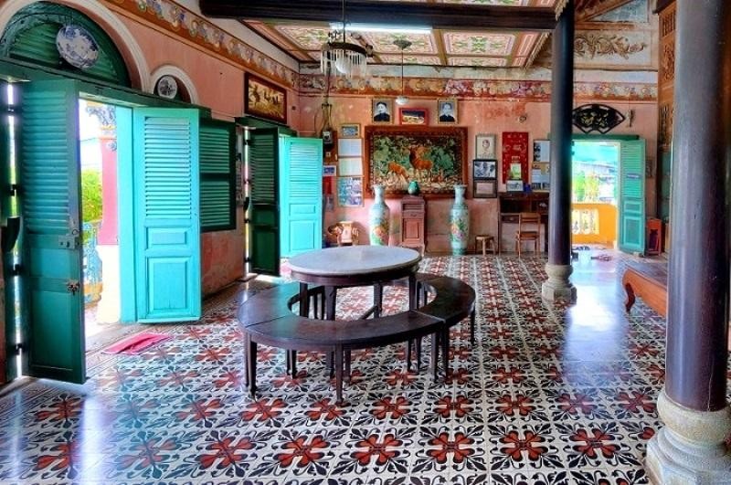 Ngoài ra, trong ngôi nhà còn có một “kho cổ vật” được gìn giữ suốt nhiều thế kỉ qua như: bộ bàn ghế cẩm thạch, vân xanh có đường kính 1,5m, dày hơn 6cm xuất xứ từ tỉnh Vân Nam Trung Quốc, bộ sa–lông kiểu Pháp đời Louis 15, mặt bằng đá cẩm thạch sắc xanh, chùm đèn bạch đằng TK XVIII, cặp đèn treo TK XIX, tách chén nậm trà, rượu đời Minh – Thanh, bình Thượng ngọc men xanh cao 1,2m… Những hiện vật này cho biết mức độ giàu có và thú chơi đồ cao cấp của mấy đời gia đình họ Dương đất Bình Thủy, Cần Thơ.