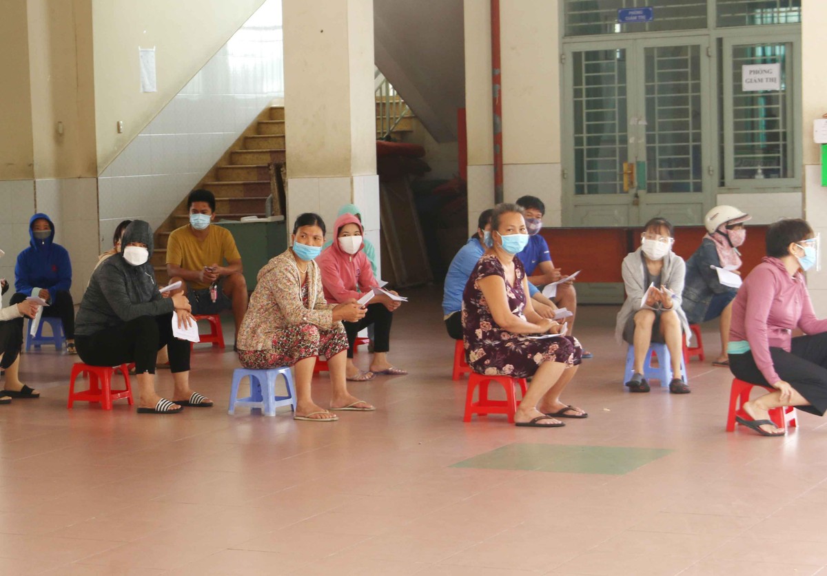 Người dân sếp hàng chờ siêu thị mini 0 đồng mở bán. Người dân sếp hàng chờ siêu thị mini 0 đồng mở bán.