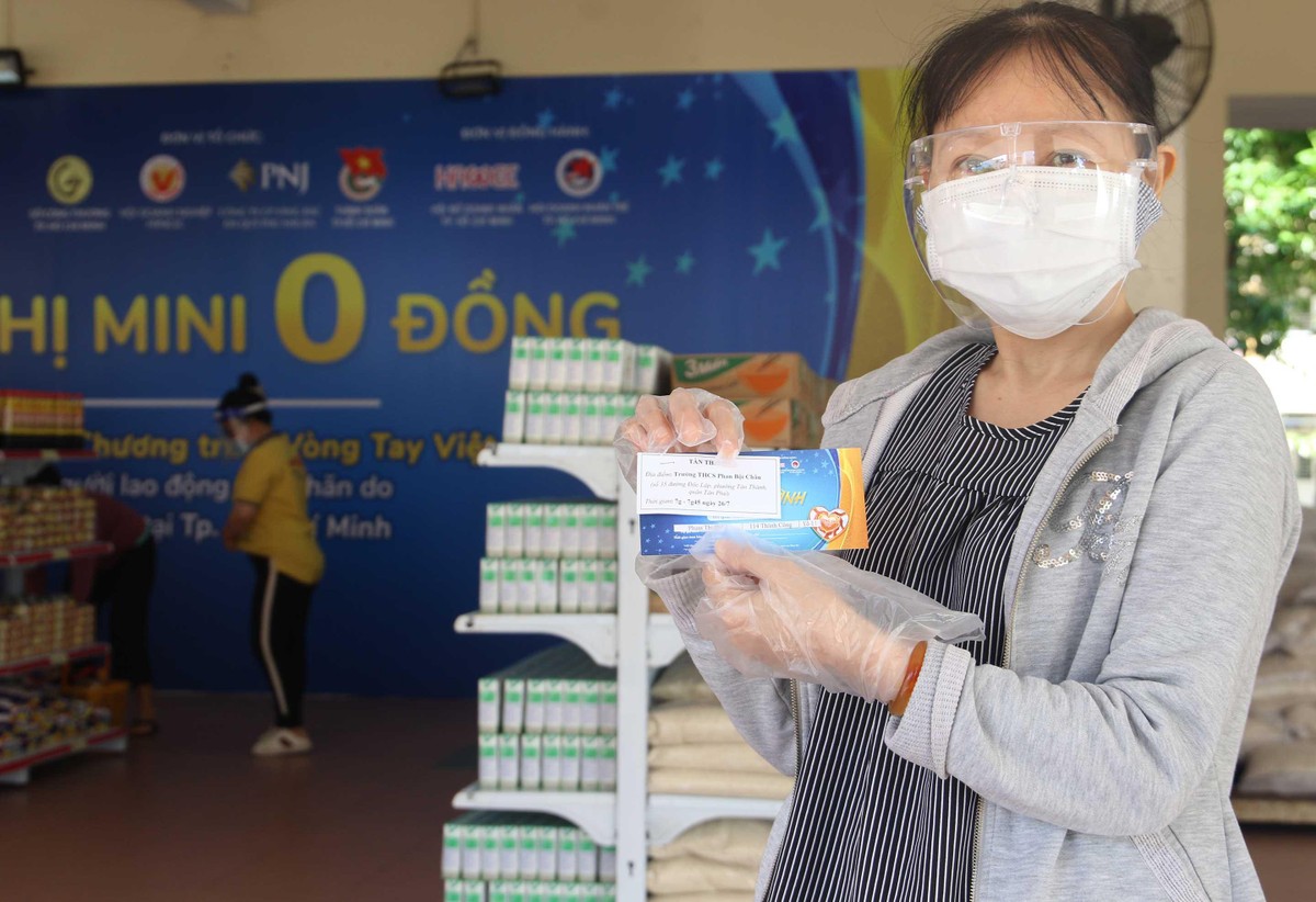 Chị Phạm Thị Dung, lao động bị ảnh hưởng dịch Covid-19,cầm trên tay tấm vé mở hàng siêu thị 0 đồng. Chị Phạm Thị Dung, lao động bị ảnh hưởng dịch Covid-19,cầm trên tay tấm vé mở hàng siêu thị 0 đồng.