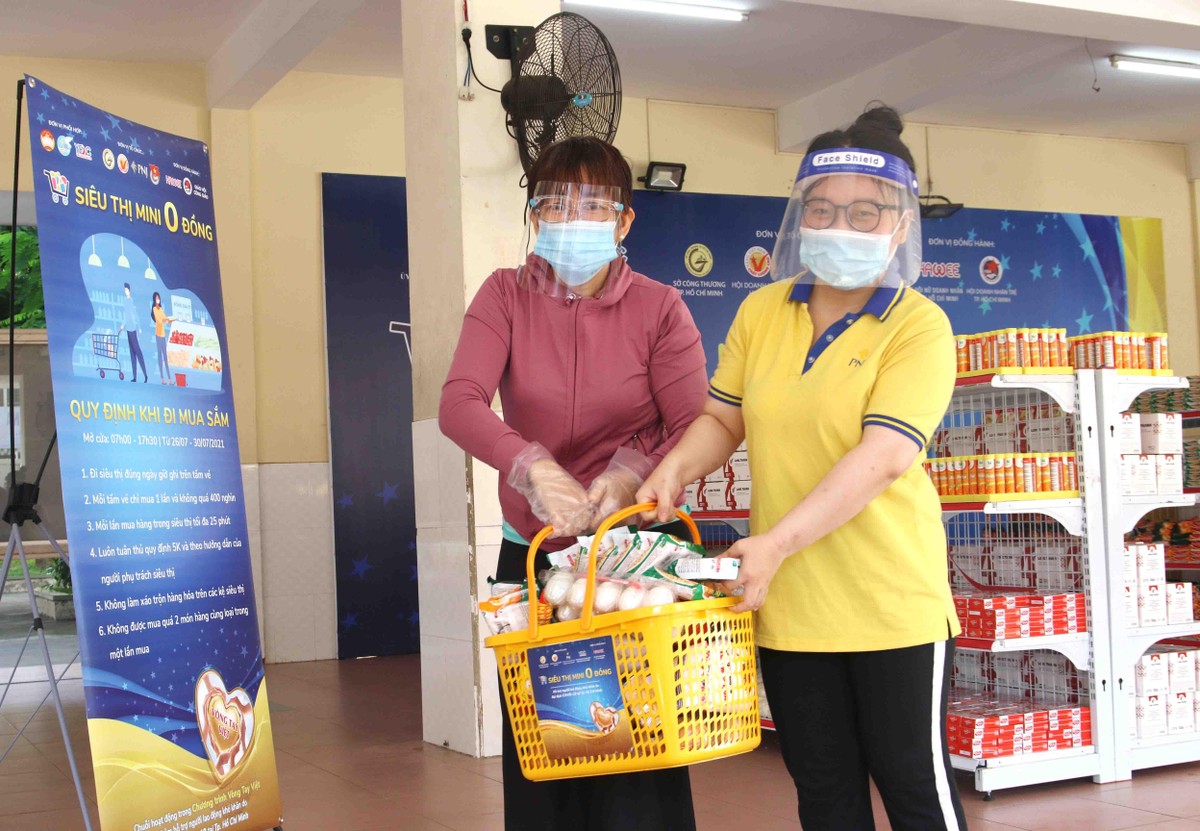 Với 400.000 đồng, những người lao động bị ảnh hưởng đã có giỏ hàng đầy ắp. Với 400.000 đồng, những người lao động bị ảnh hưởng đã có giỏ hàng đầy ắp.