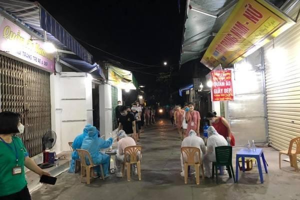 Lực lượng y tế lấy mẫu xét nghiệm cho người dân TP. Hải Dương tối ngày 05/8