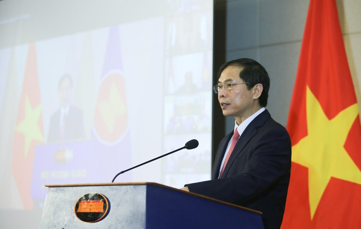 Phát biểu tại lễ chào cờ ASEAN ngày 8/8/2021, Bộ trưởng Bùi Thanh Sơn tin rằng hình ảnh lá cờ ASEAN tung bay sẽ làm sâu sắc hơn tình hữu nghị và đoàn kết trong ASEAN