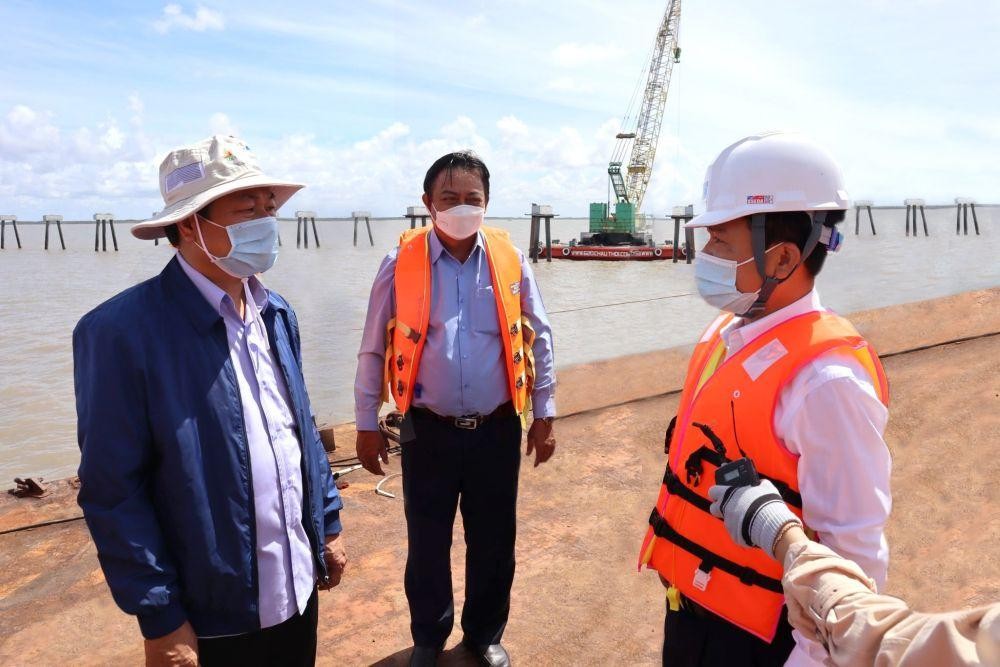 Ông Lâm Hoàng Nghiệp, Phó chủ tịch UBND tỉnh Sóc Trăng dẫn đoàn kiểm tra làm việc tại công trường Nhà máy điện gió số 7.