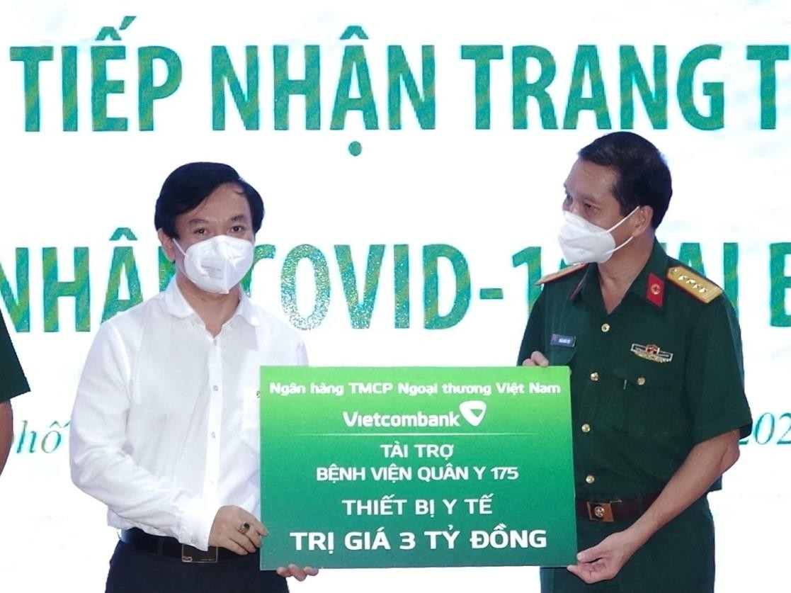 Đại tá Trần Quốc Việt - Bí thư Đảng ủy, Phó Giám đốc Kế hoạch Bệnh viện Quân y 175 tiếp nhận trang thiết bị y tế từ Phó tổng giám đốc Vietcombank Đặng Hoài Đức