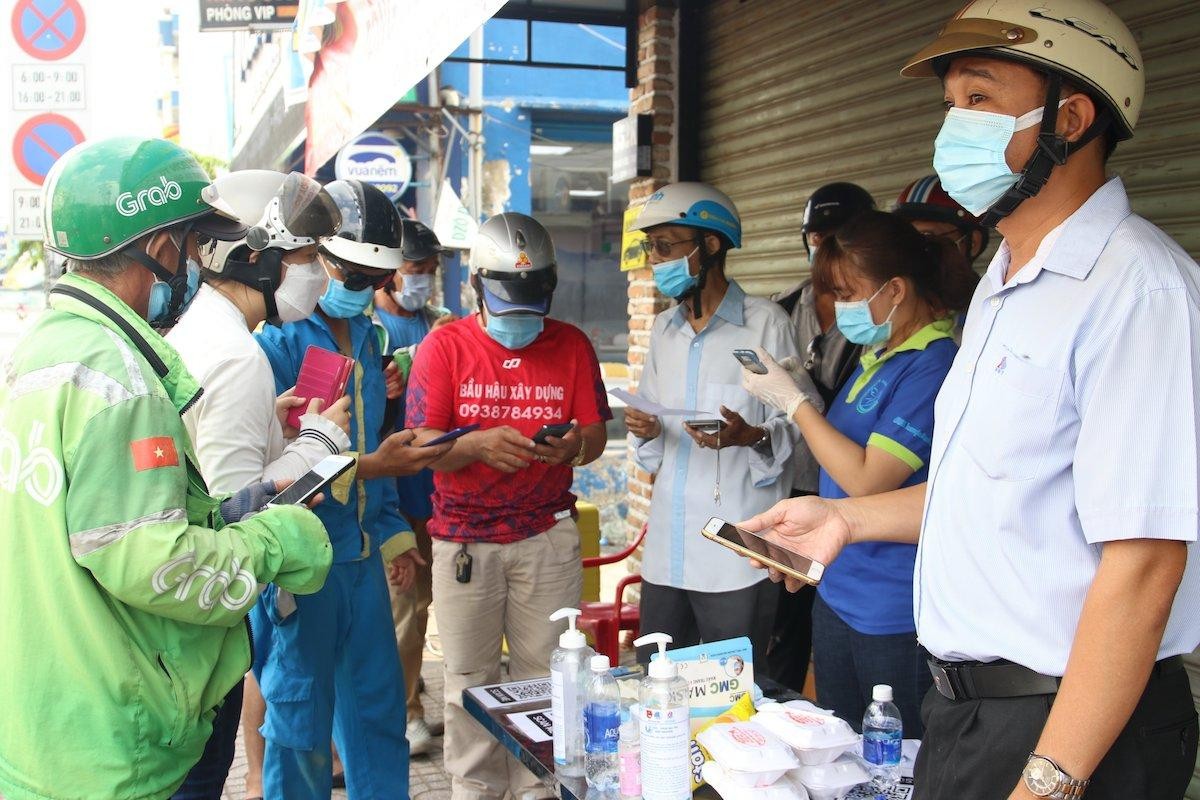 Người dân quét mã QR khai báo y tế để được qua chốt kiểm soát tại quận Gò Vấp vào đầu tháng 6/2021 (Ảnh: Lê Toàn).