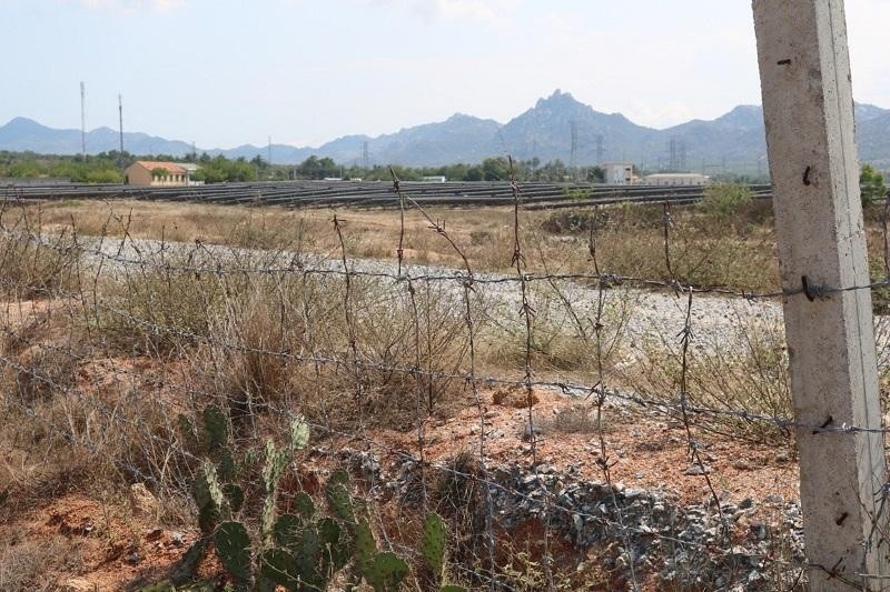 Công ty Trường Thành xây dựng tường rào, théo gai "quây bao" vùng bán ngập lòng hồ thủy lợi Bầu Ngứ, huyện Thuận Nam, Ninh Thuận. Ảnh: Linh Đan