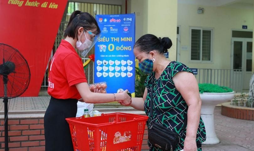 Người dân được hỗ trợ sẽ một là, nhận quà tại nhà, có 700 trường hợp.