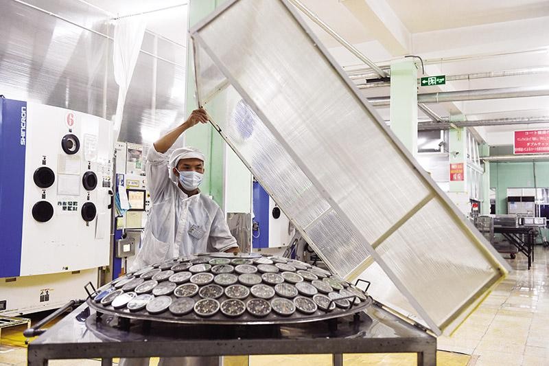 Sản xuất thấu kính tại Công ty R Technical ở tỉnh Hòa Bình. Ảnh: Đức Thanh