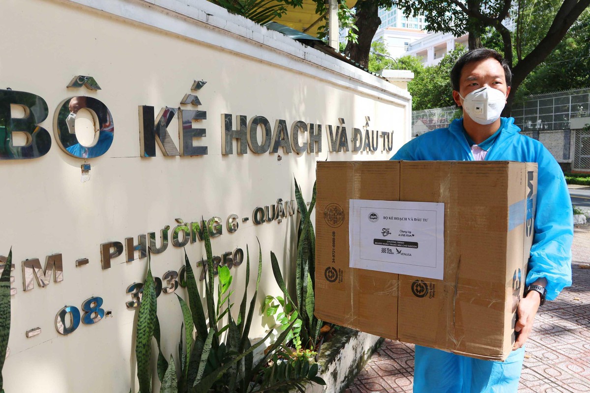 Chung tay góp sức cùng lực lượng tuyến đầu và người dân chiến đấu với đại dịch.Ảnh: Lê Toàn