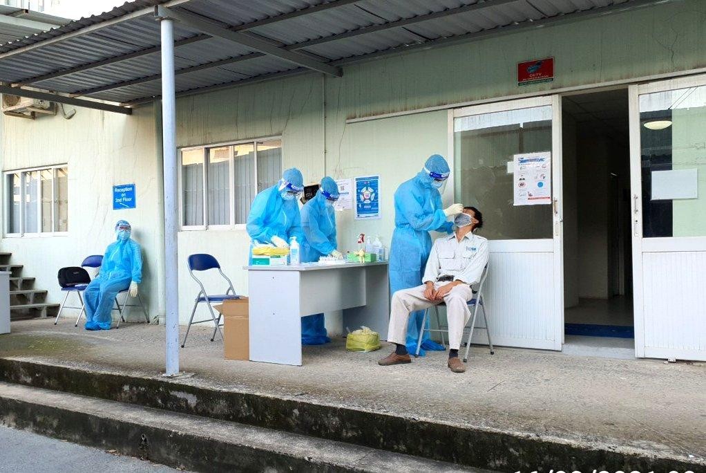 Người lao động thi công tại tuyến Metro được xét nghiệm trước khi bắt đầu công việc (Ảnh: Lê Toàn).