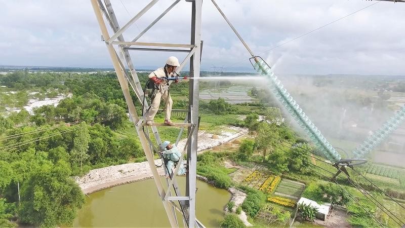 Rửa sứ hotline trên đường dây mang điện (để không gây phóng điện do bụi bẩn bám vào)
