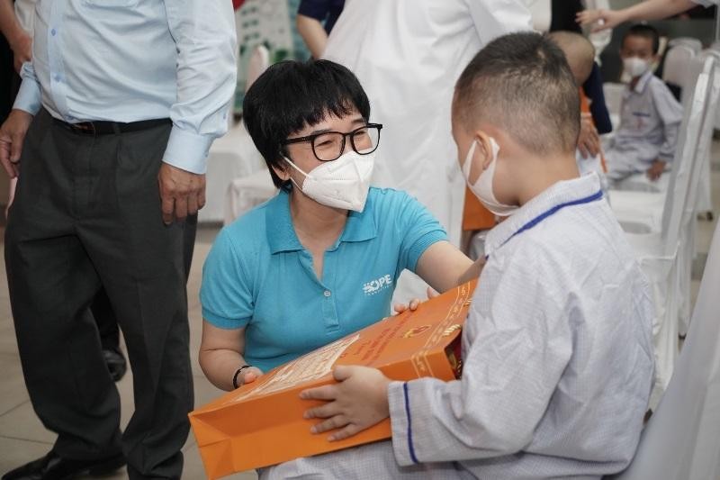 Đại diện chương trình “Vì một Việt Nam tất thắng” tặng quà Trung thu đến các em nhỏ. Đại diện chương trình “Vì một Việt Nam tất thắng” tặng quà Trung thu đến các em nhỏ.