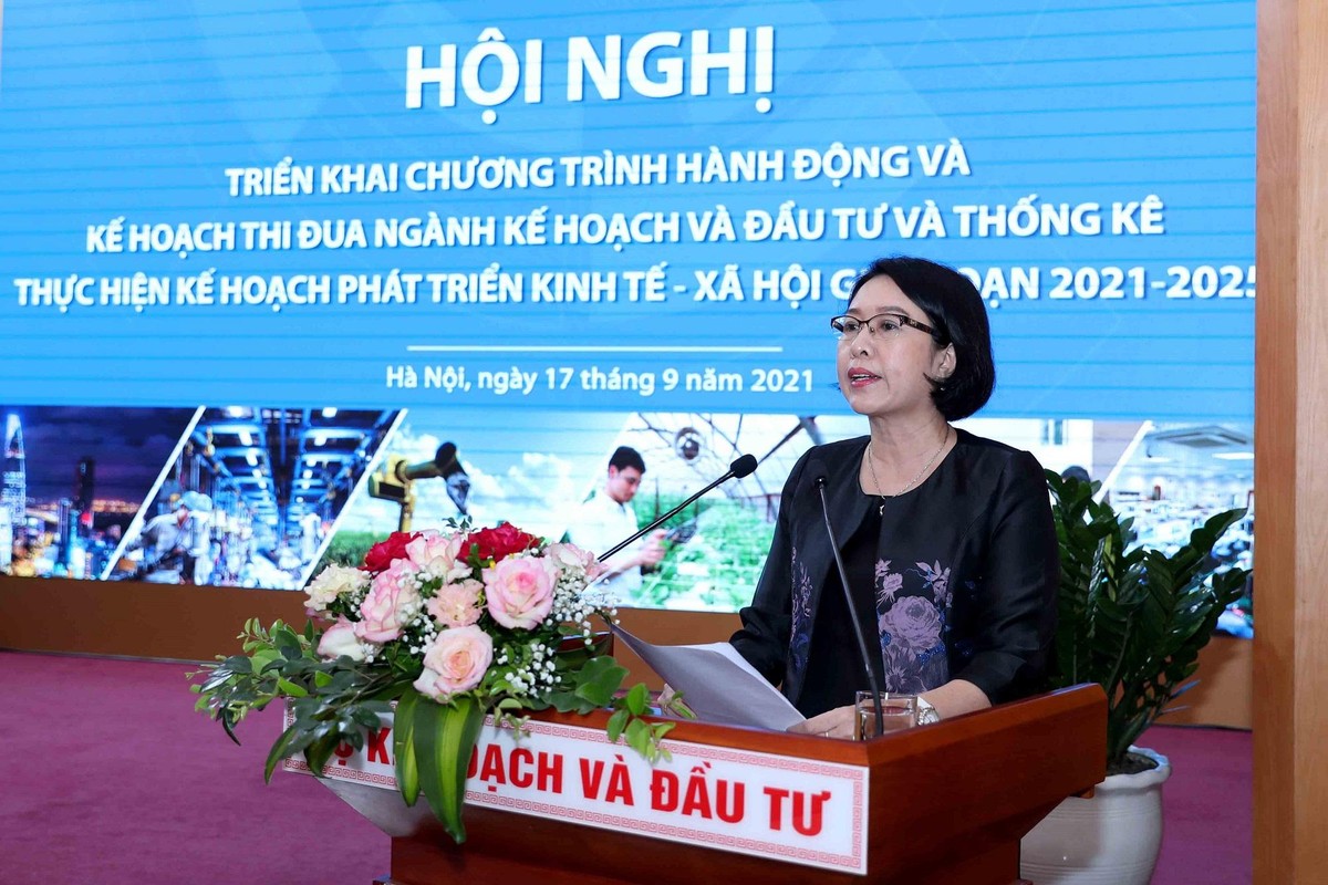 VIện trưởng Viện Nghiên cứu quản lý kinh tế Trung ương Trần Thị Hồng Minh trình bày tham luận tại Hội nghị