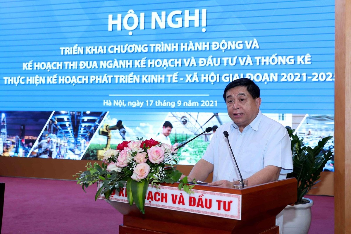 Bộ trưởng Nguyễn Chí Dũng công bố, chủ đề phong trào giai đoạn 2021-2025 của ngành là “Toàn ngành Kế hoạch và Đầu tư đoàn kết, tiên phong gương mẫu, chủ động, sáng tạo, đồng hành cùng Chính phủ chủ động chiến thắng dịch bệnh, thực hiện thắng lợi nhiệm vụ phát triển kinh tế - xã hội giai đoạn 2021-2025”.