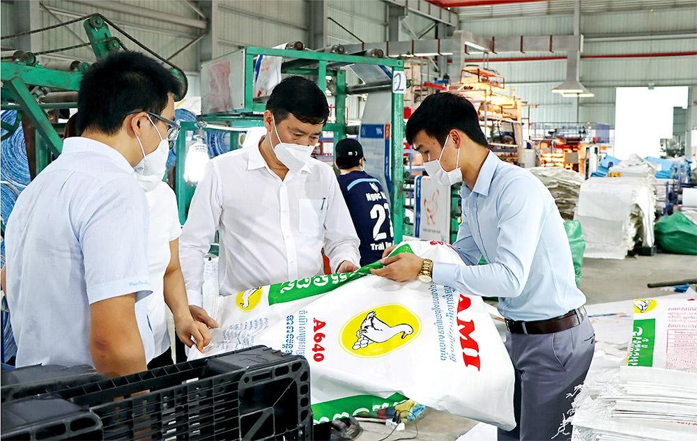 Ông Phạm Thiện Nghĩa (đứng giữa) kiểm tra hoạt động “4 tại chỗ”của Công ty TNHH Khải Phát Việt Nam (huyện Lai Vung, tỉnh Đồng Tháp)