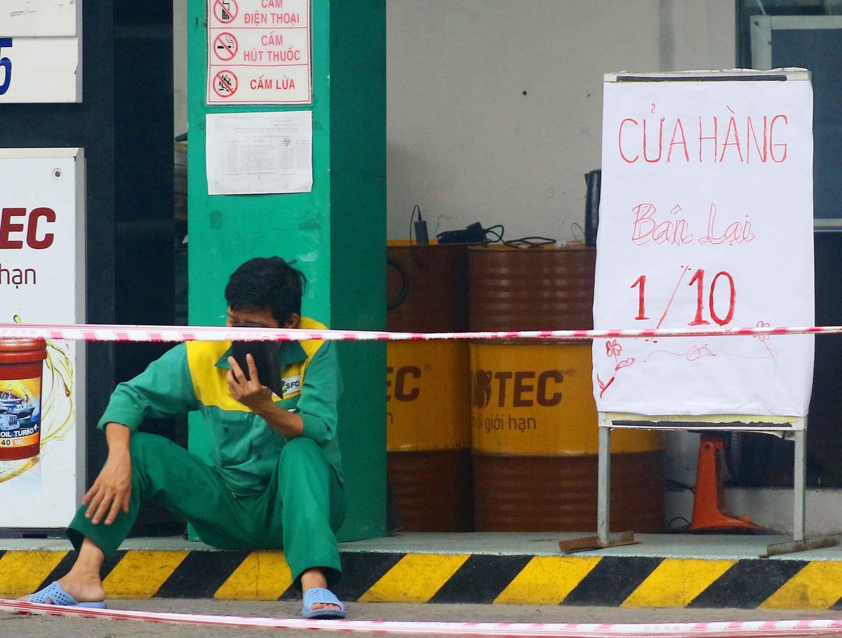 Doanh nghiệp bắt đầu sửa sang lại mặt bằng chuẩn bị thời điểm mở cửa phục vụ khách hàng.