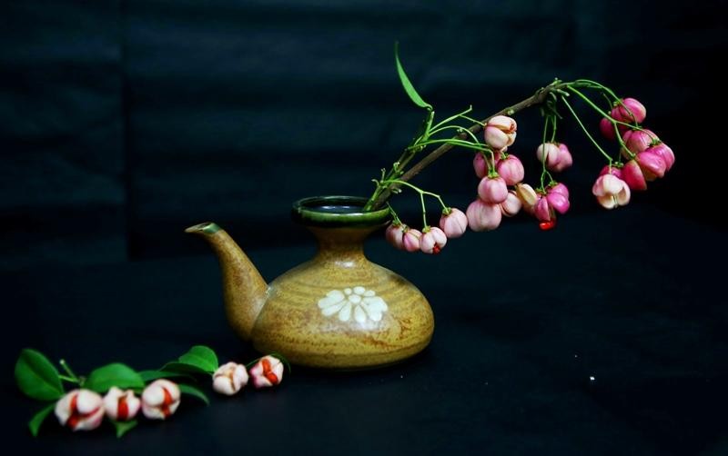 Chị Nguyễn Giang, chủ cửa hàng hoa ở Âu Cơ (Nhật Tân, Tây Hồ, Hà Nội) cho biết, cành lồng đèn có nguồn gốc từ Trung Quốc. (Ảnh: Hồ Hạ)