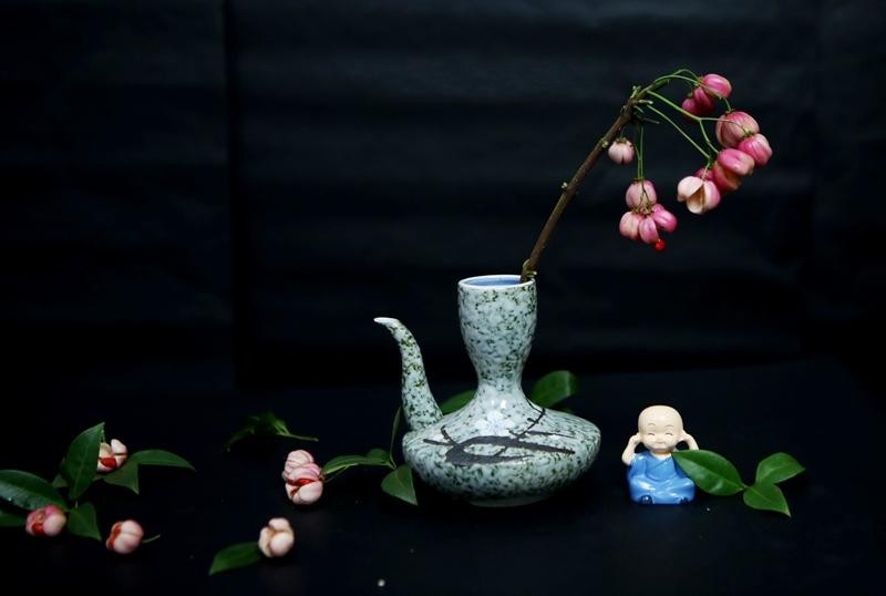 “Vì cành lồng đèn nhập từ Trung Quốc nên cách một ngày hàng mới về. Hàng về đều bán hết luôn nên khách hàng sẽ mua được cành tươi rói tại cửa hàng”, chị Giang chia sẻ. (Ảnh: Hồ Hạ)