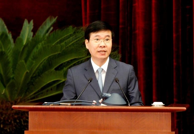 Đồng chí Võ Văn Thưởng, Ủy viên Bộ Chính trị, Thường trực Ban Bí thư thông qua Chương trình Hội nghị. (Ảnh: Phạm Cường)