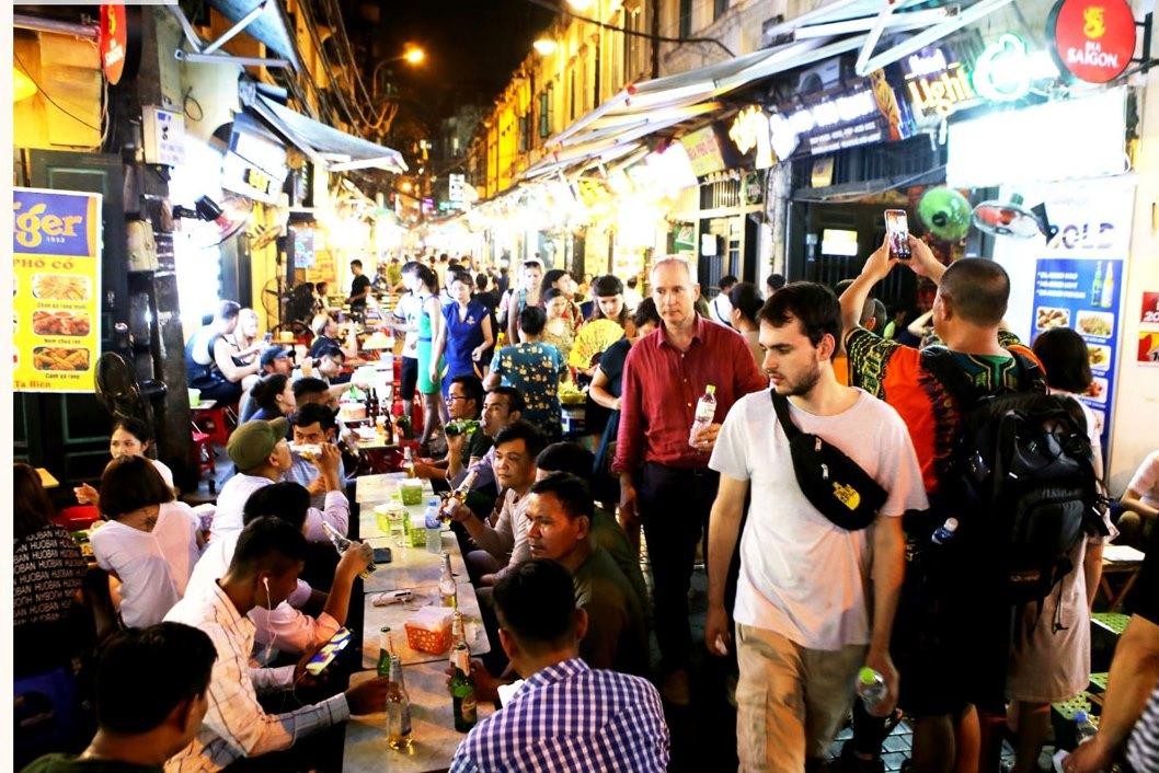 Quận Hoàn Kiếm đã có đề án mở rộng không gian đi bộ khu vực hồ Hoàn Kiếm và phụ cận, dự kiến các hoạt động kinh tế đêm tại đây sẽ được hoạt động xuyên đêm.