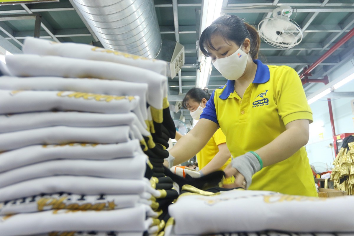 Công nhân Nguyễn Thị Ngọc Cẩm đang làm đơn hàng xuất khẩu qua thị trường Hoa Kỳ.