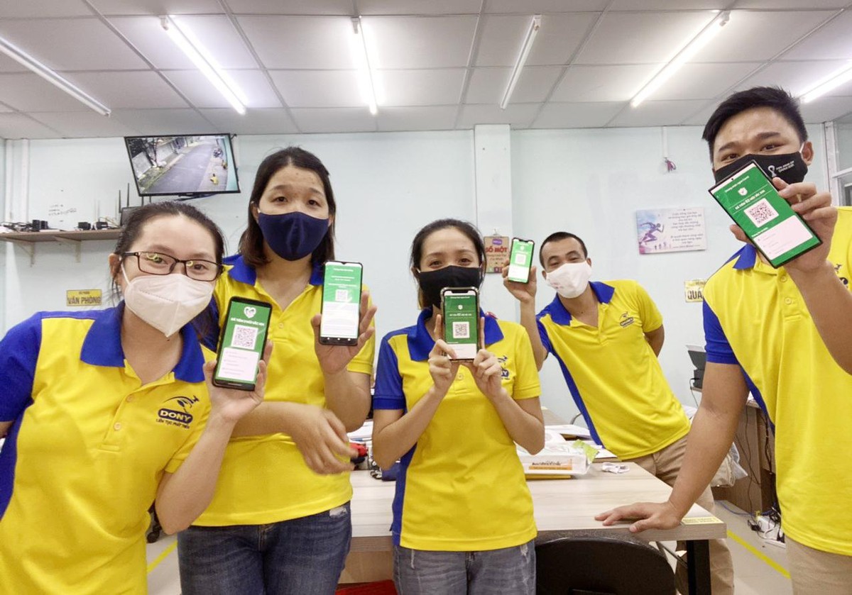 Nhân viên văn phòng Dony hồ hởi khoe “thẻ xanh” trong ngày đầu công ty trở lại hoạt động.