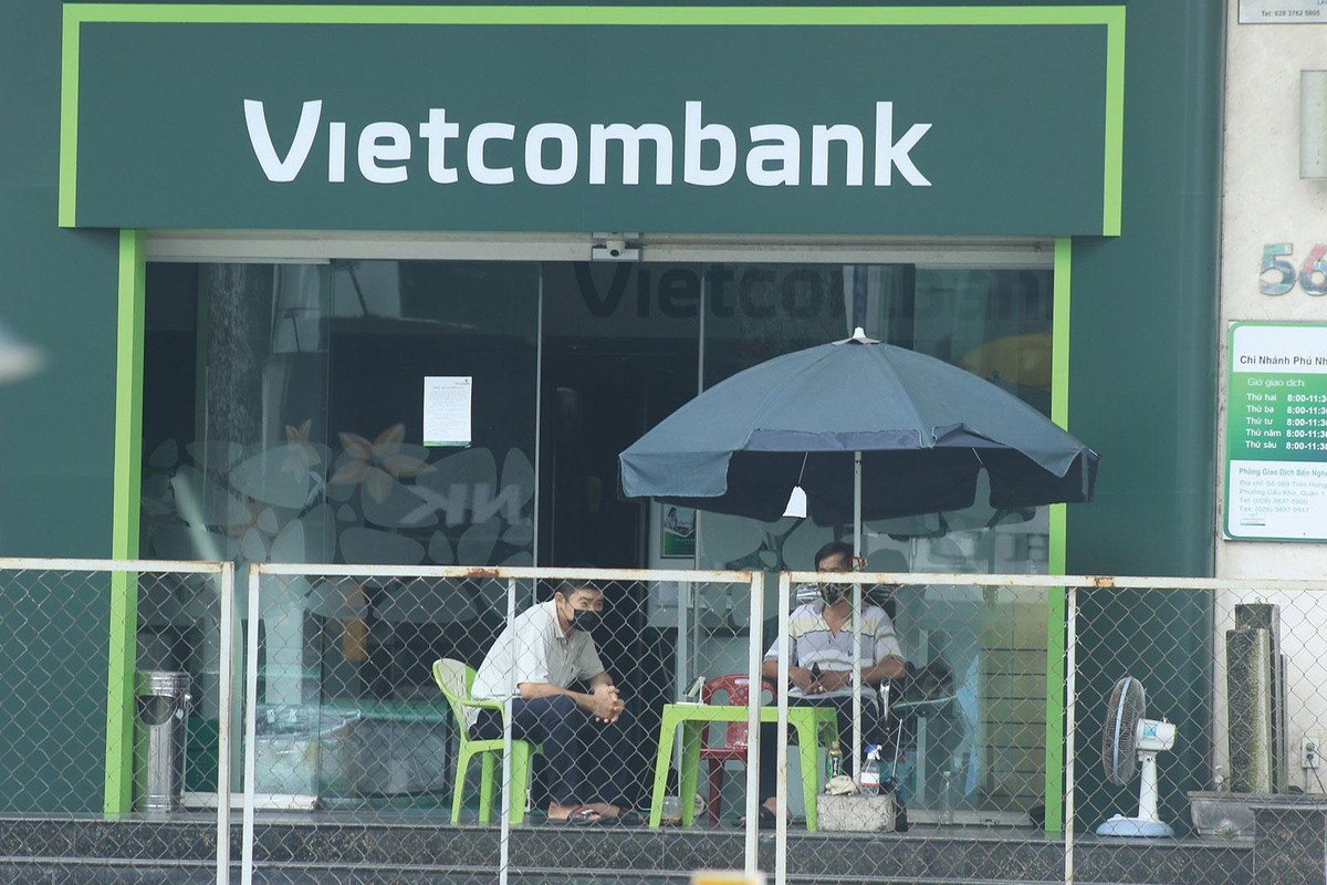 Giai đoạn dịch Covid-19 bùng phát mạnh, hầu hết điểm giao dịch ngân hàng tại TP.HCM phải đóng cửa nhằm phòng chống dịch Covid-19
