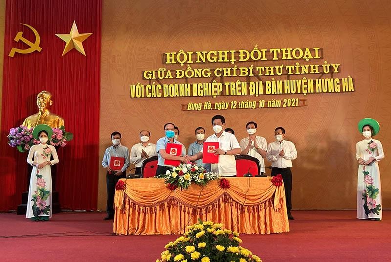 Chủ tịch UBND huyện Hưng Hà Nguyễn Xuân Dương ký cam kết tài trợ quy hoạch với các nhà đầu tư
