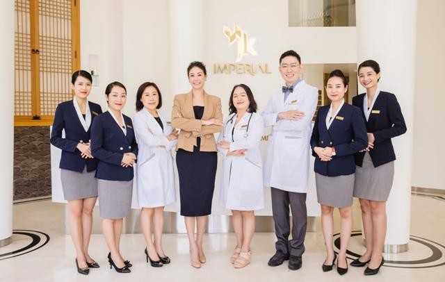 Hà Kiều Anh và các cộng sự tại trung tâm thẩm mỹ JK IMPERIAL. Hà Kiều Anh và các cộng sự tại trung tâm thẩm mỹ JK IMPERIAL.