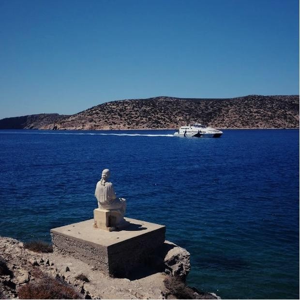 Bức tượng nàng Erato, con gái của thần Zeus ngồi ôm cây đàn lyre nhìn ra bờ biển mênh mông