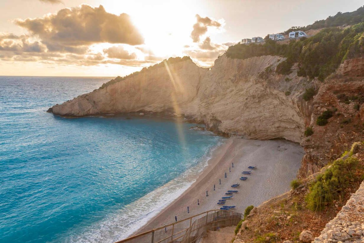 Bãi biển không bóng người tại một hòn đảo du lịch ở Hy Lạp