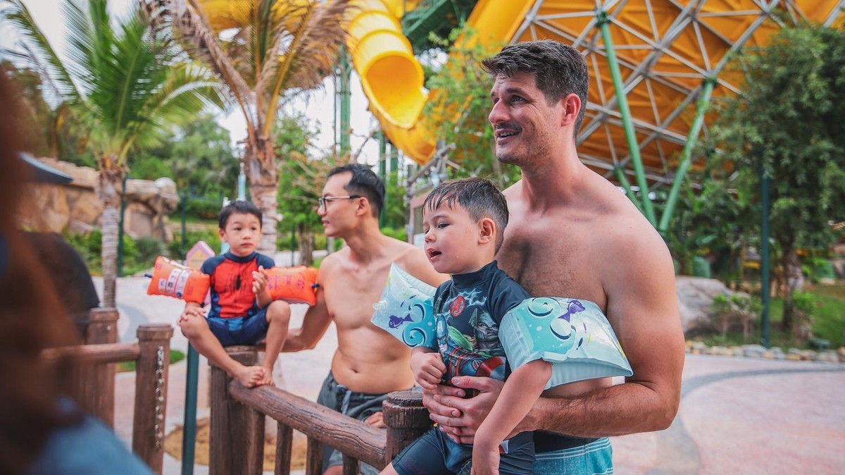 Du khách nước ngoài tại Công viên nước Aquatopia (ảnh chụp năm 2019)