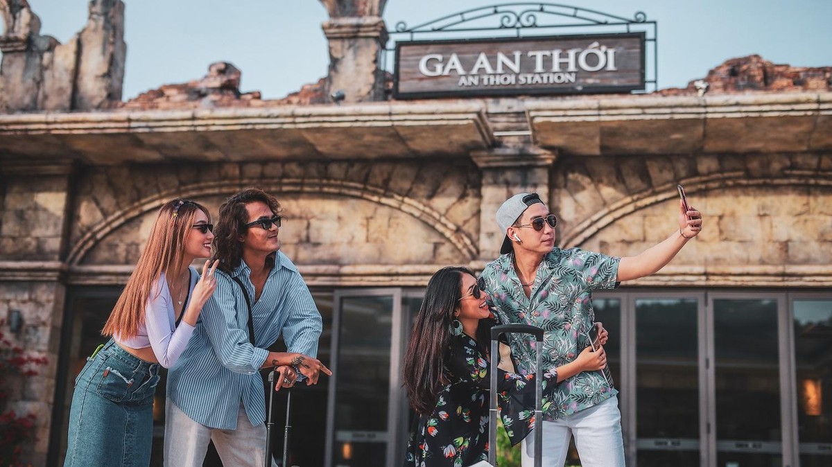 Du khách check-in tại ga đi cáp treo An Thới, Phú Quốc