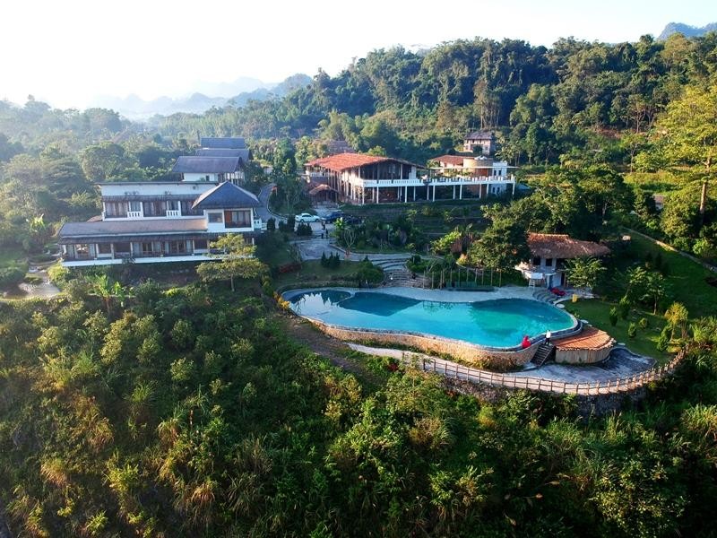 Ba Khan Village Resort nằm ở vị trí đắc địa trên sườn núi làng ba khan, nhìn xuống thung lũng xanh và mặt nước mênh mông của hồ Hòa Bình. Sở hữu những mỏm đá tự nhiên rộng lớn cùng dòng suối êm ái chảy qua, Ba Khan Village Resort trở thành một trong những điểm đến mới lạ, độc đáo nhất tại Mai Châu, Hòa Bình.