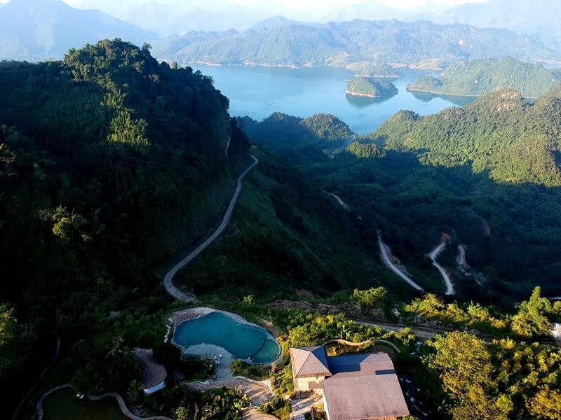 Ba Khan Village Resort được thiết kế bởi kiến trúc sư người Pháp với phong cách hiện đại, tinh tế, một sự kết hợp hoàn hảo giữa các vật liệu tự nhiên và sự thanh lịch đương đại. Phong cách trang trí và nội thất tạo ra một không gian thư giãn yên bình, gần gũi với thiên nhiên.