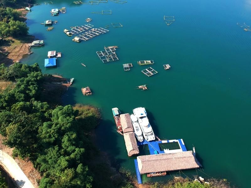 Trên hồ còn có những vịnh nước nhỏ trong xanh, suốt bốn mùa hai bên bờ hồ là những cánh rừng bạt ngàn với hệ động, thực vật phong phú xen lẫn những bản làng dân tộc còn nguyên bản sắc. Tất cả đã tạo nên một bức tranh tuyệt mỹ với vẻ đẹp hoang sơ, bình yên giữa một vùng sông nước mênh mang. Đây chính là những điều kiện quý báu để cho các nhà đầu tư phát triển nhiều loại hình du lịch.