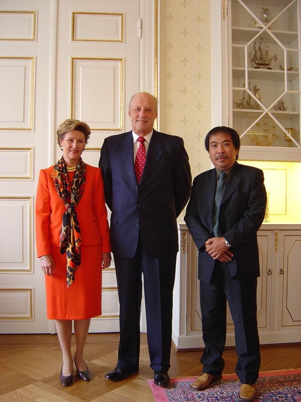 Nhà văn Nguyễn Quang Thiều với Vua và Hoàng hậu Na-uy tại hoàng cung. Nhà văn Nguyễn Quang Thiều với Vua và Hoàng hậu Na-uy tại hoàng cung.