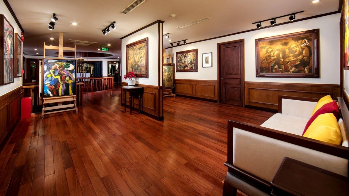 Trưng bày 100 bức tranh của họa sĩ Phạm Lực thuộc quyền sở hữu của doanh nhân Phạm Hà trên du thuyền Heritage Bình chuẩn. Trưng bày 100 bức tranh của họa sĩ Phạm Lực thuộc quyền sở hữu của doanh nhân Phạm Hà trên du thuyền Heritage Bình chuẩn.