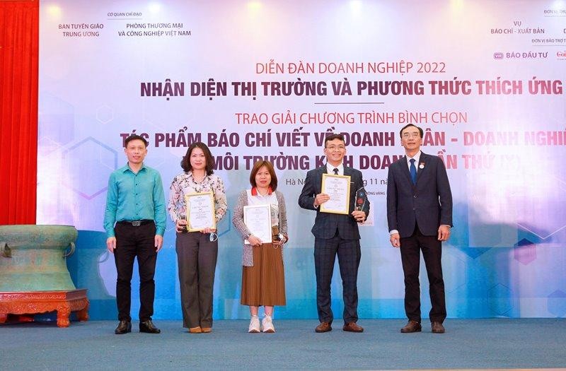Nhà báo Linh Anh, Phó Tổng Biên tập Tạp chí Diễn đàn Doanh nghiệp (ngoài cùng bên phải) và nhà báo Nguyễn Thành Lợi, Tổng Biên tập Tạp chí Người làm báo trao giải Khuyến khích cho các tác giả có tác phẩm đạt giải. (Ảnh: Chí Cường)