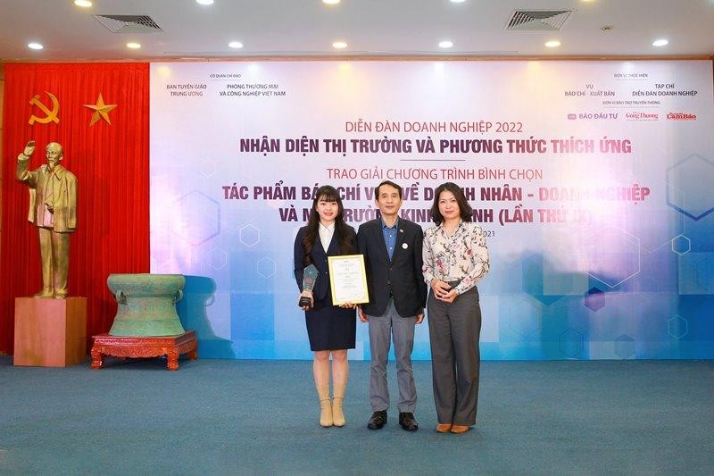 Nhà báo Bùi Đức Hải, Phó Tổng biên tập thường trực Báo Đầu tư chúc mừng hai tác giả Khánh An, Hồ Hạ. (Ảnh: Chí Cường)